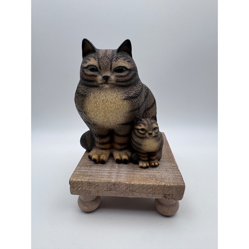 Vintage Harvey Knox Kingdom Tabby Cat & Kitten Figurine Pedestal Base Statuette